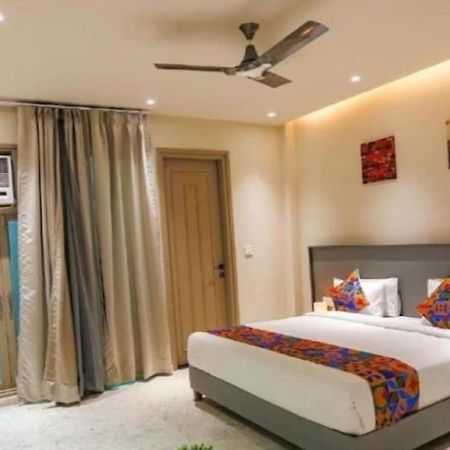 Hotel Global Corporate Noida Exteriör bild