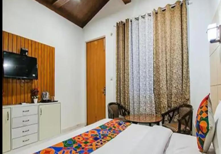 Hotel Global Corporate Noida Exteriör bild