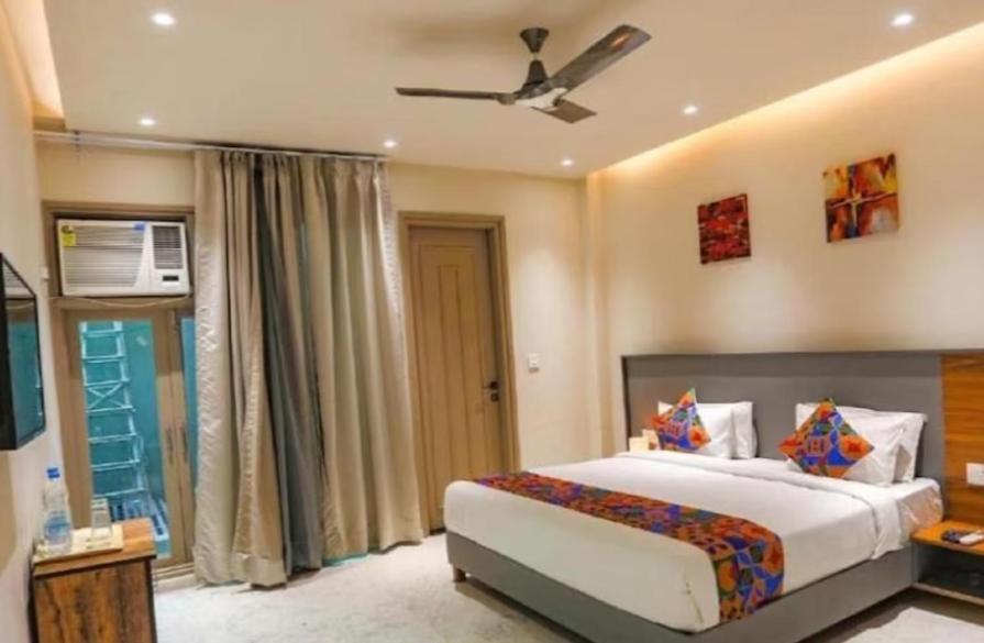 Hotel Global Corporate Noida Exteriör bild